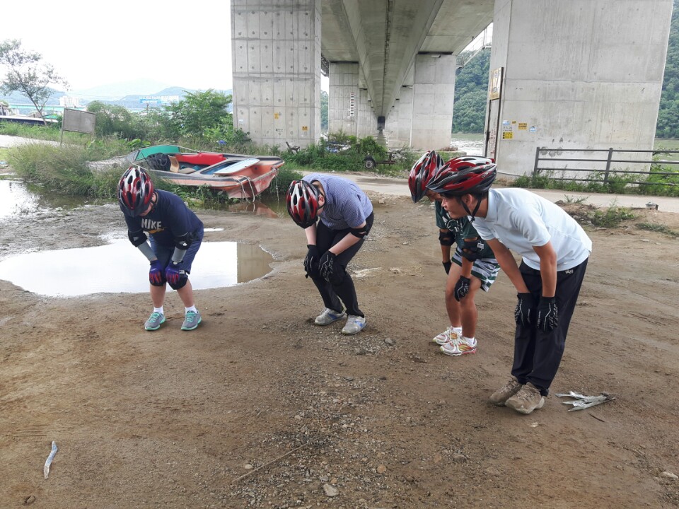 자전거를 타기 전 준비운동을 하고 있는 이용자들의 모습