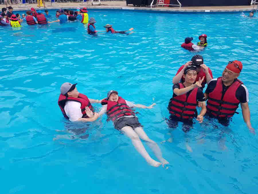 생존수영 훈련을 받고 있는 모습
