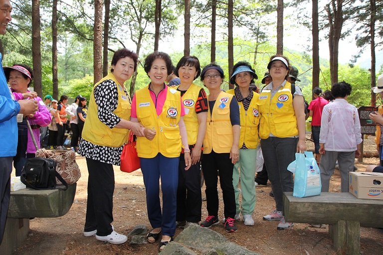 자원봉사자들의 기념 사진 촬영