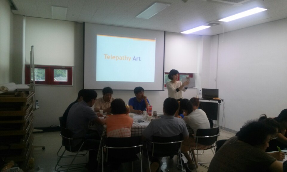 ppt를 통해 강사의 강의를 듣고 있는 직원들의 모습