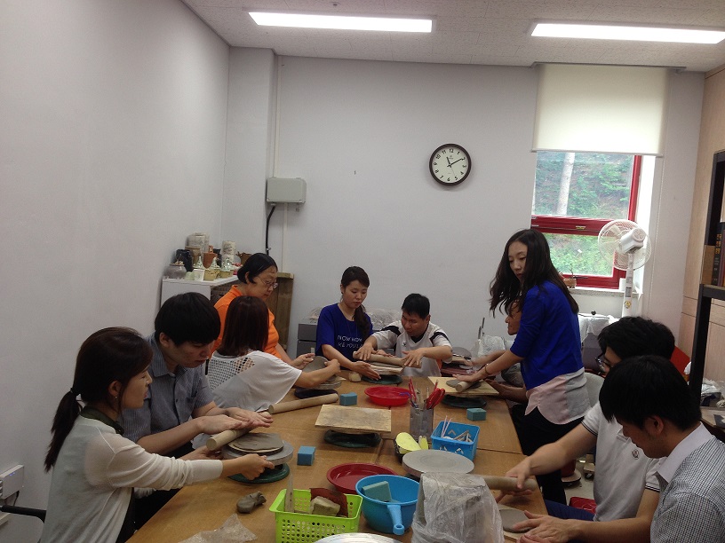한국타이어 자원봉사자들과 함께 도예수업 진행하는 모습