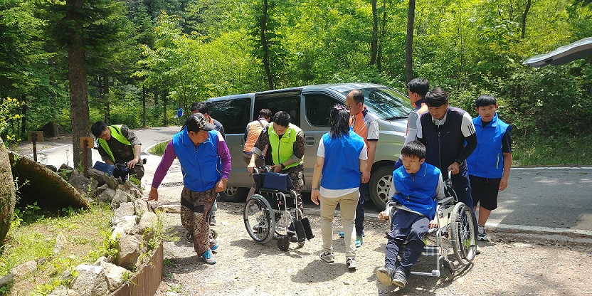 이용자 걷기 대회 참여를 위해 차에서 내리고 내리고 있는 이용자들 (휠체어이용)