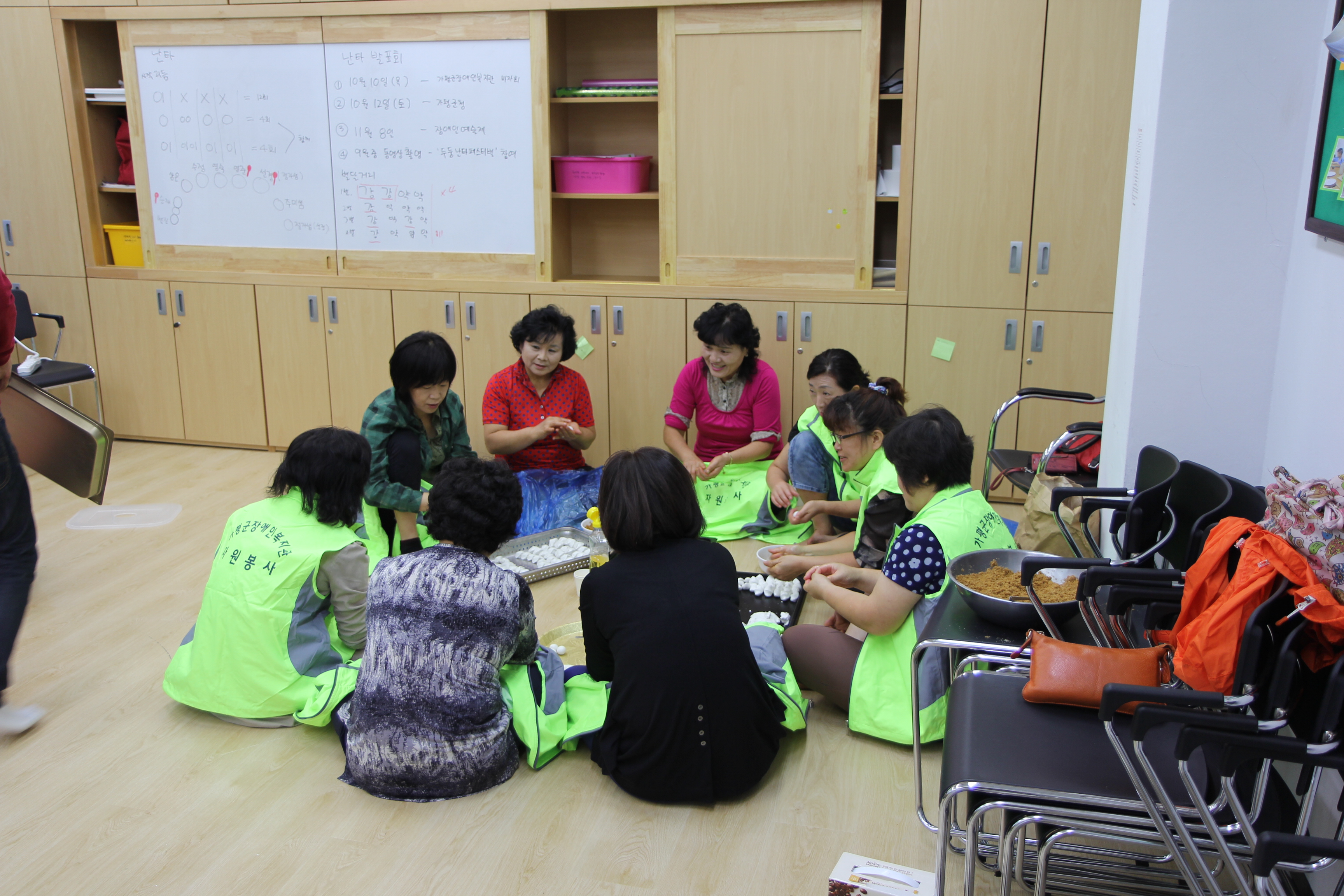 해마음교실에서 자원봉사자들이 송편을 빚고 있는 모습