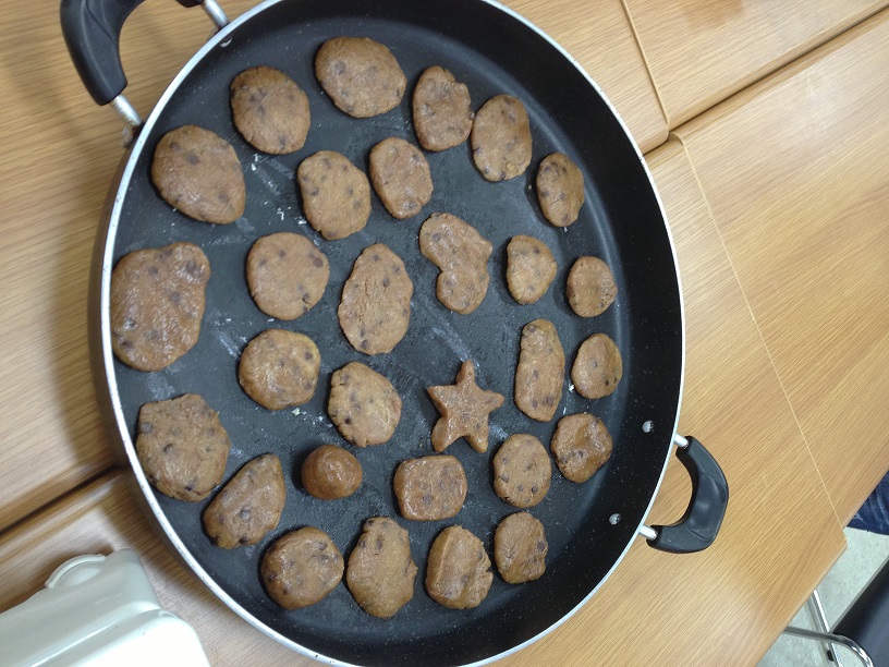쿠키 반죽을 동그라미 별등 여러가지 모양으로 만들어서 굽기 위해 후라이팬에 올려 놓은 구워지기 전의 쿠키사진
