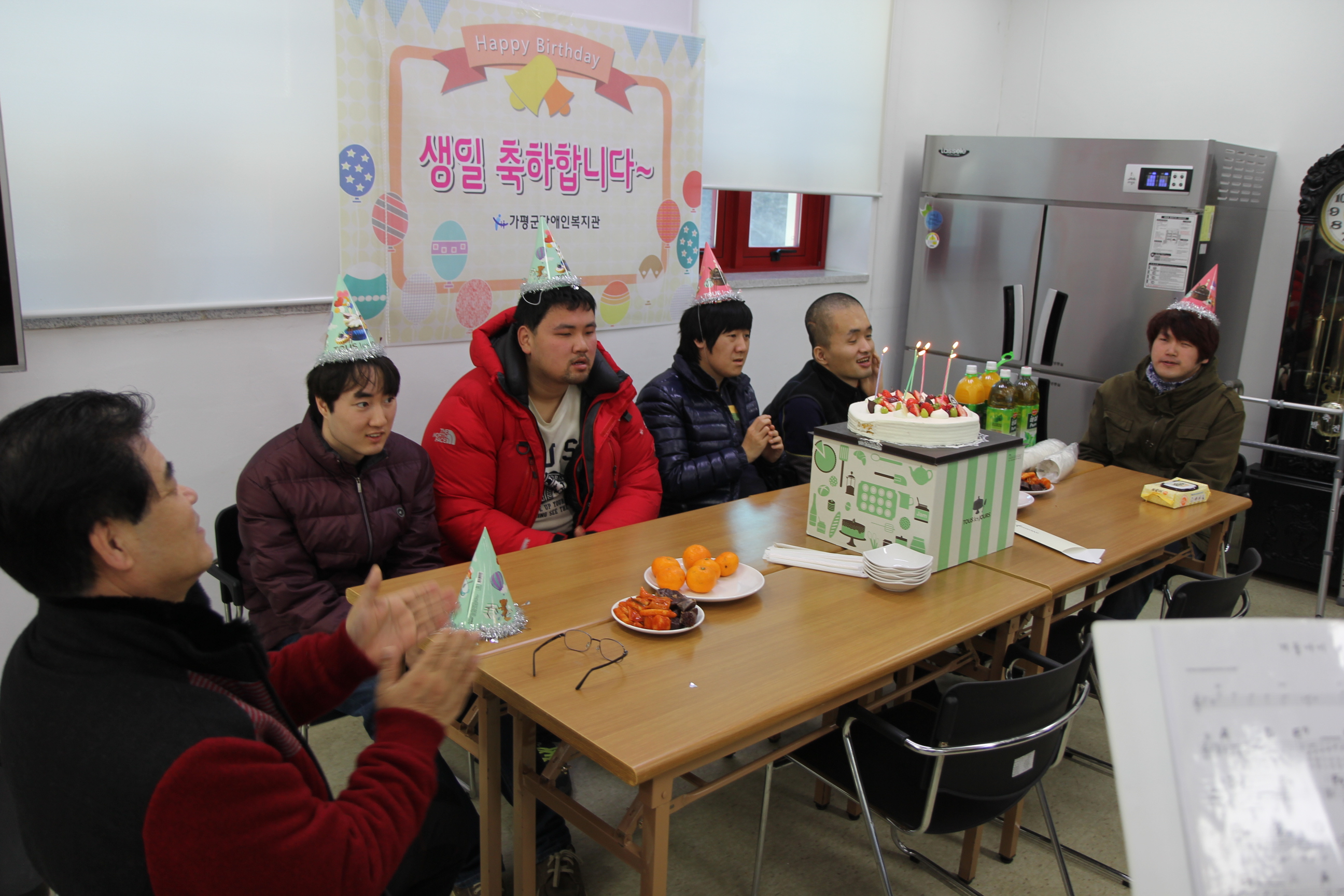이용자들이 모여 케익에 촛불 붙이고 생일잔치 하는 모습