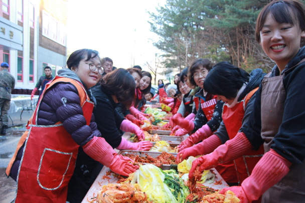 자원봉사자와 직원들이 김장을 담는 모습