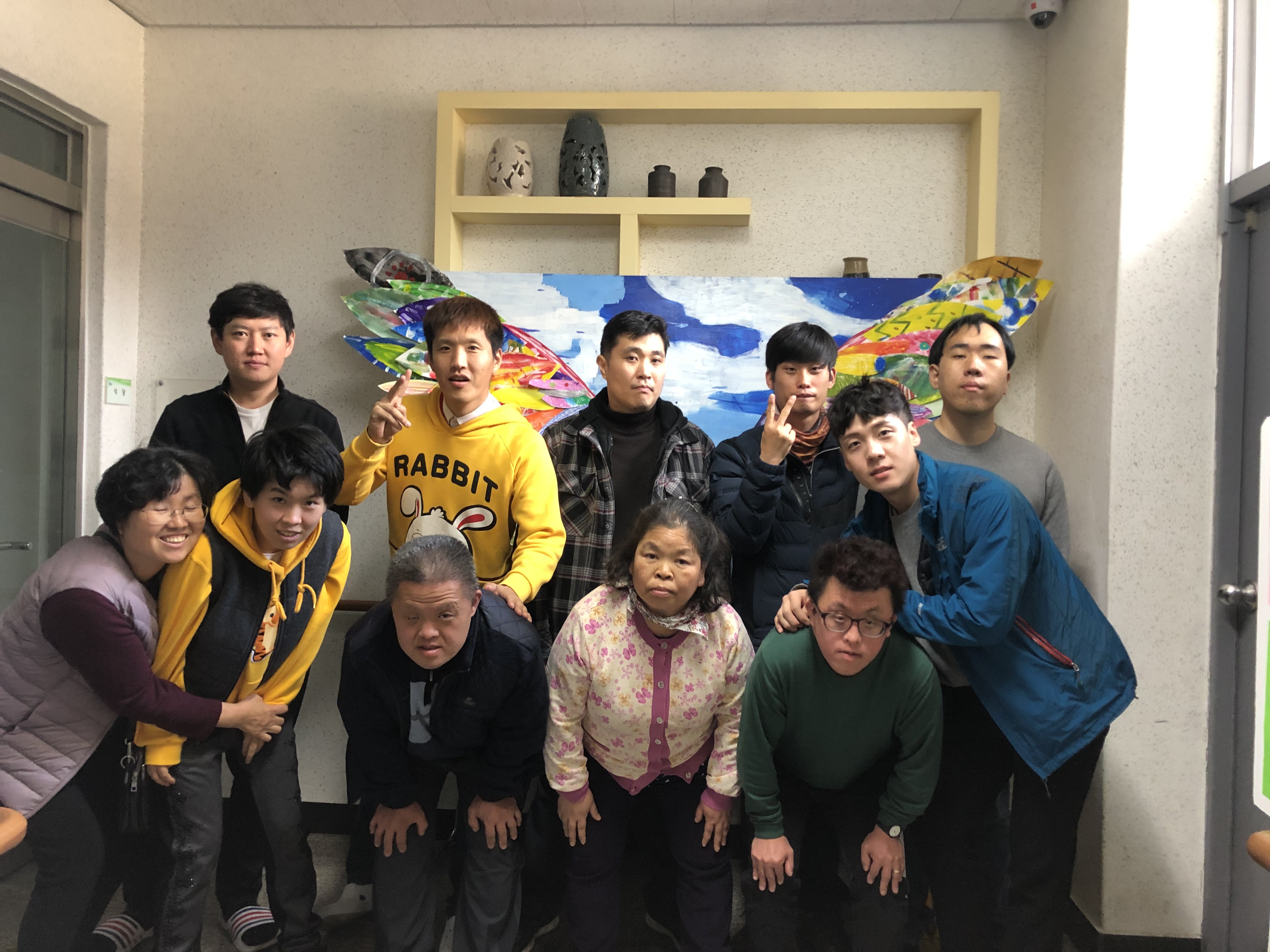 한국장애인복지관협회에서 지원 받아 2019년 3월 ~ 11월 까지 진행된 이번 사업은 참가하신 분들의 예술감각을 자유롭게 표현  하고 다양한 소재를 사용하여 각 회기 마다 새로운 미술 작품을 만들어 가는 프로그램입니다.