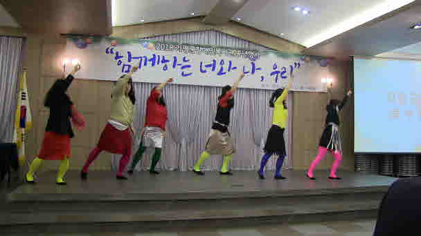 신입직원 '몸부림'의 댄스공연 모습