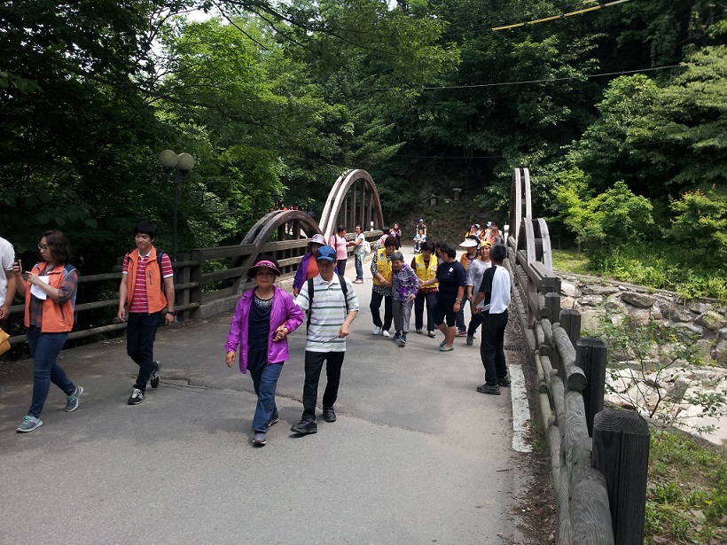 이용자 나들이에서 다리위를 걷고 있는 이용자들의 모습