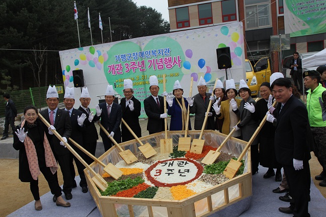 대형 비빔밥 앞에서 비비기전에 기념촬영