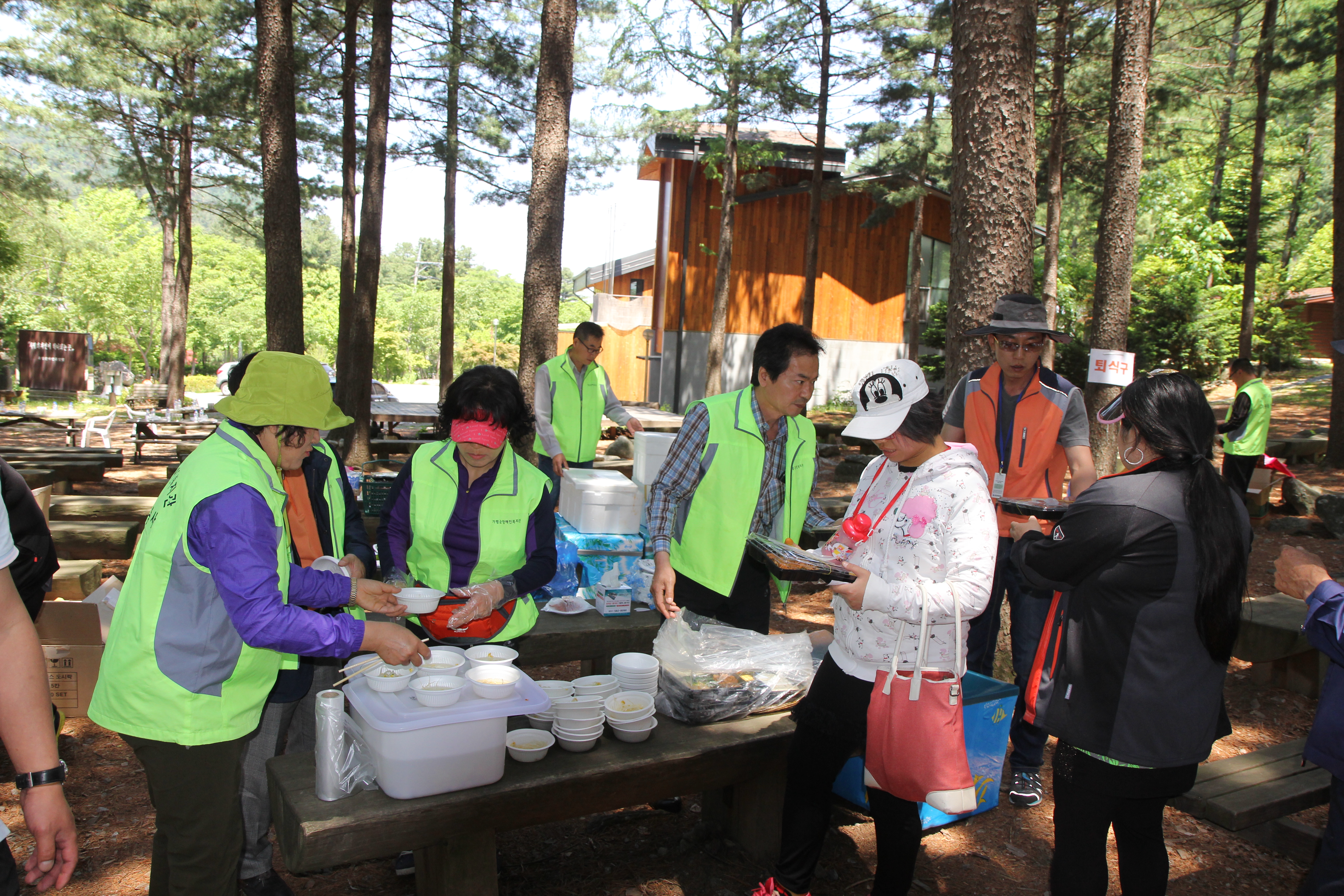 이용자 걷기대회 점심식사를 배식하고 있는 자원봉사자들의 모습 